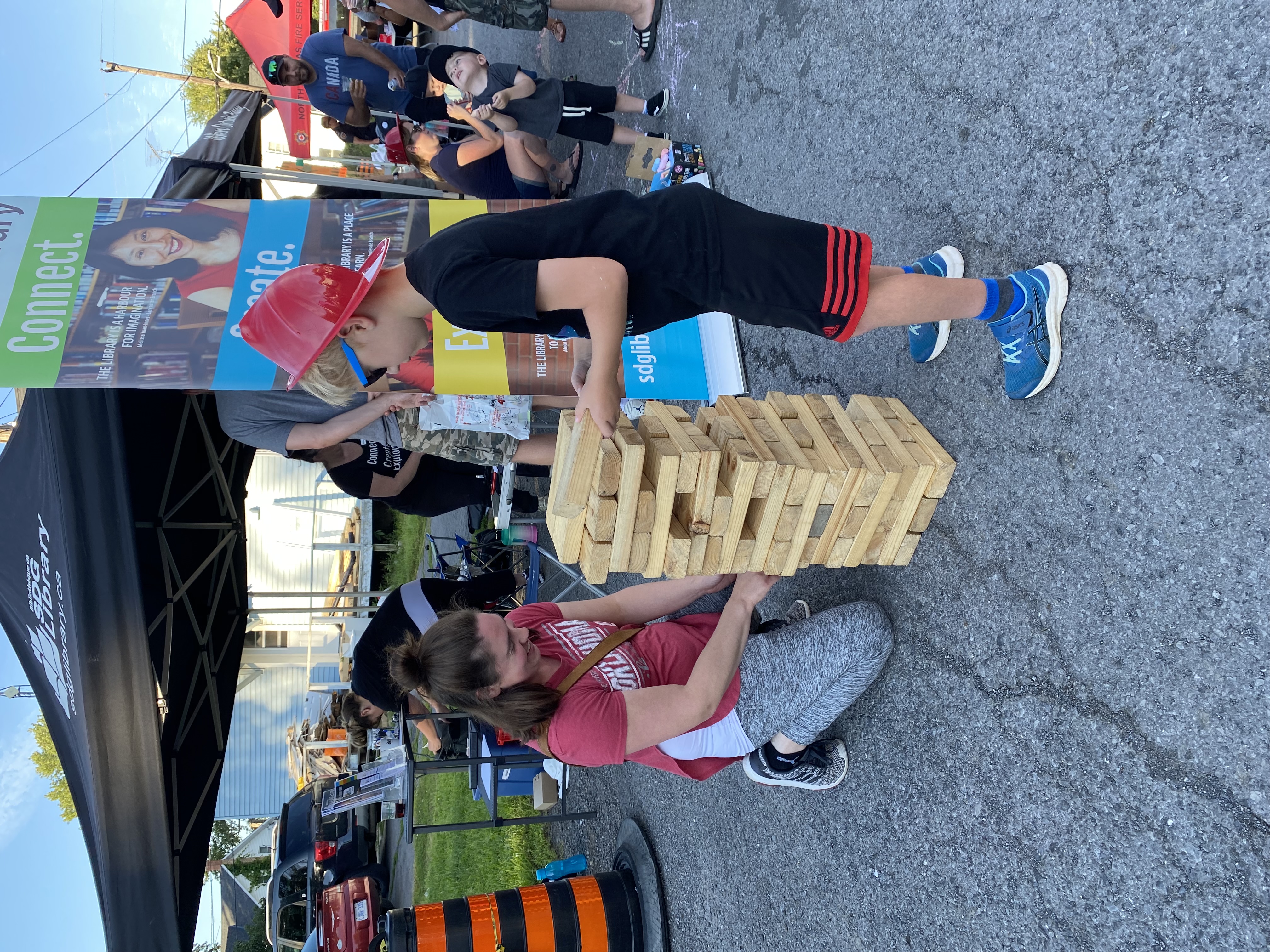 Kids playing with blocks at the SDG Library booth at MMOMS