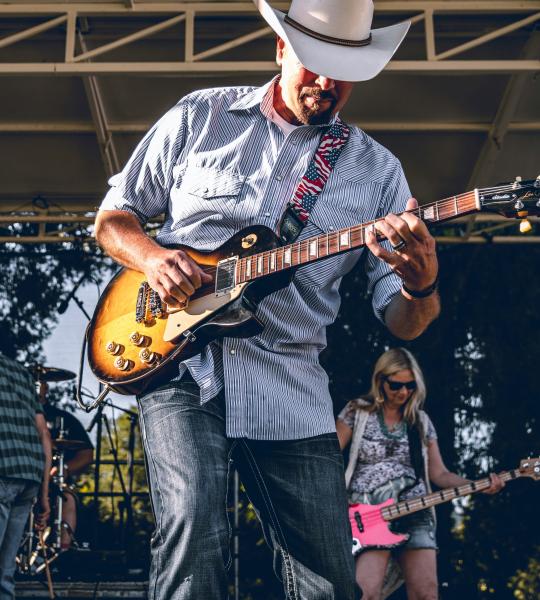 live guitar player
