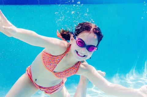 kid swimming under water