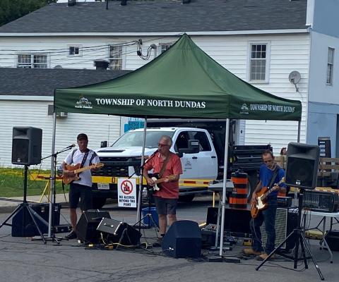 band playing under tent at Chesterville MMOMS