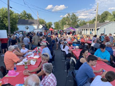 Hallville MMOMS crowds at table