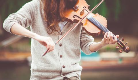 live fiddle player