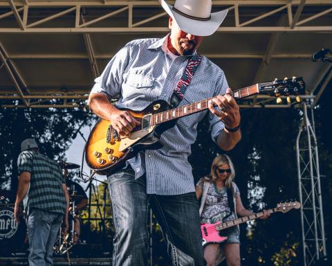 live guitar player